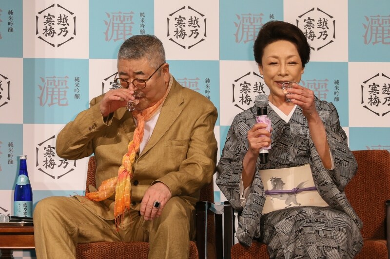 「縁結びの酒」の話を楽しそうに語る中尾彬・池波志乃ご夫妻