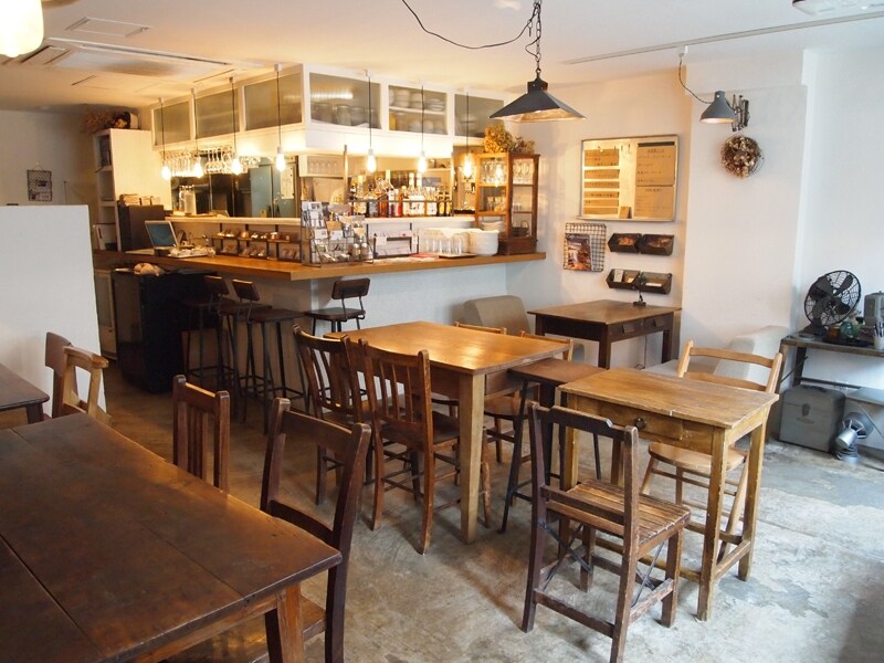 木のぬくもりを感じる店内。教会で使われていた椅子も