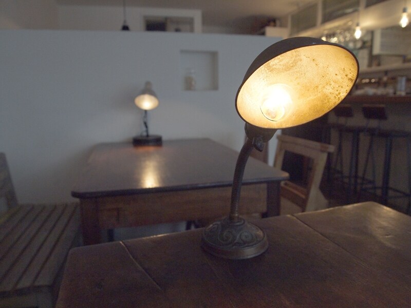 テーブルごとに違うアンティークのライト
