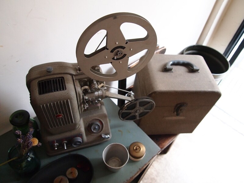 テーブルを探している途中でみつけたという映写機