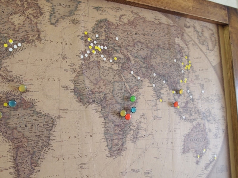 店内にある地図にはピンや色のついたシールが。 それぞれの意味はお店に来た際に是非聞いてみて!