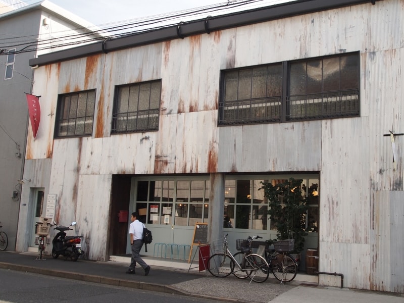 見かける機会の少なくなったレトロな建物をリノベーション