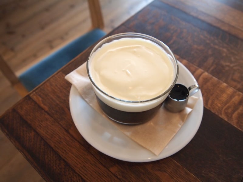 たっぷりのホイップクリームと自家製コーヒーシロップをからめて