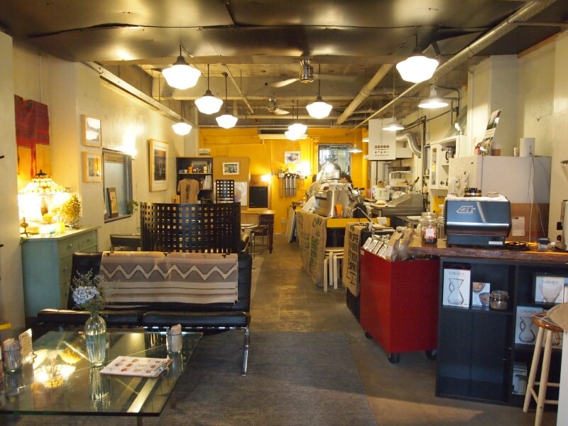 下町の住宅街にある温かみのある店内