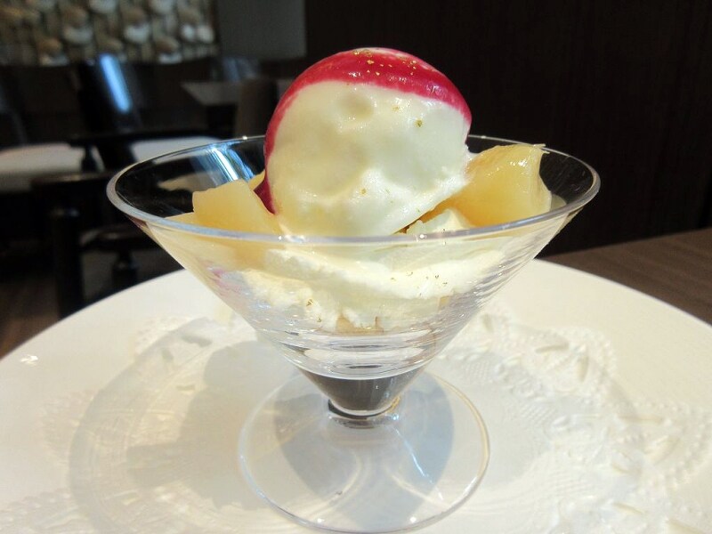 樹林 桃のパフェ