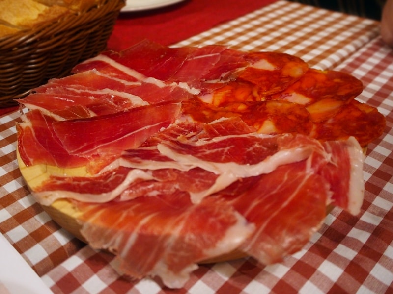 人気タパス10選！まずは「生ハム＆チョリソ」盛合せで、店の気合い度を確認すべし！