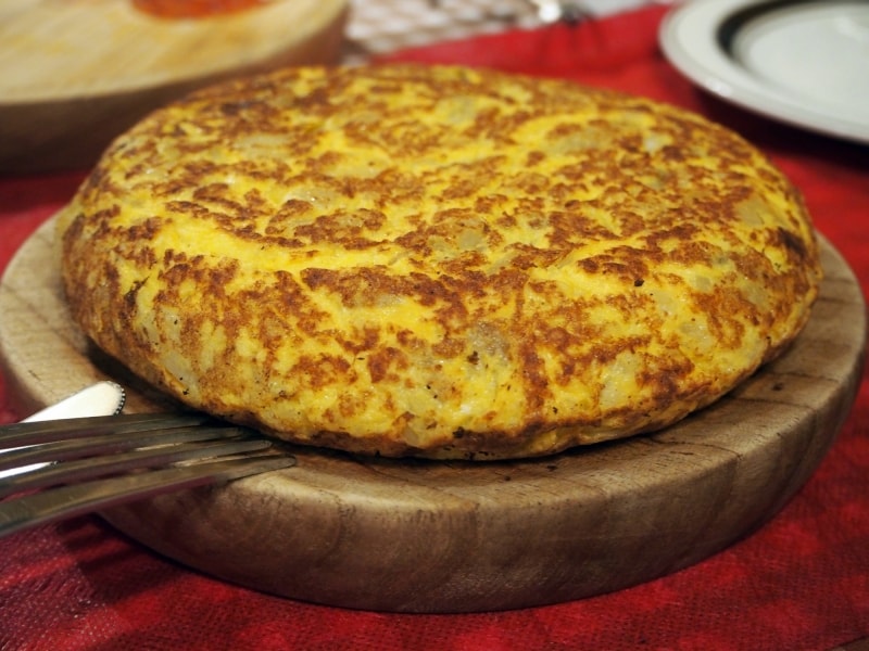 人気タパス10選！ふわとろ派？食べごたえ派？好みの相性がわかるトルティージャ