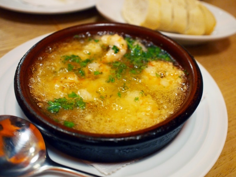 人気タパス10選！人気のアヒージョの主役はオイルの方！一緒にパンも、忘れずにオーダーしよう。