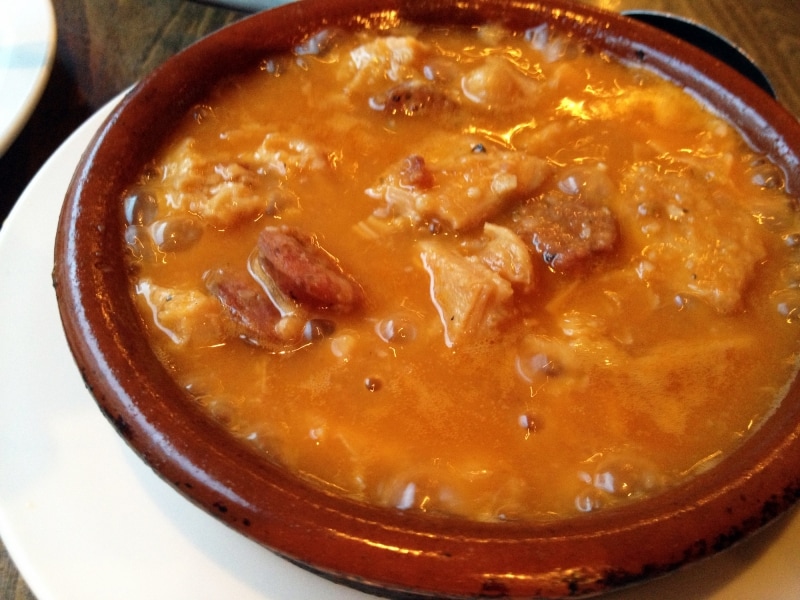 人気タパス10選！ほのかに和風だしのニュアンスで、不思議と懐かしさを感じさせるほっこり優しい煮込み料理「カジョス」