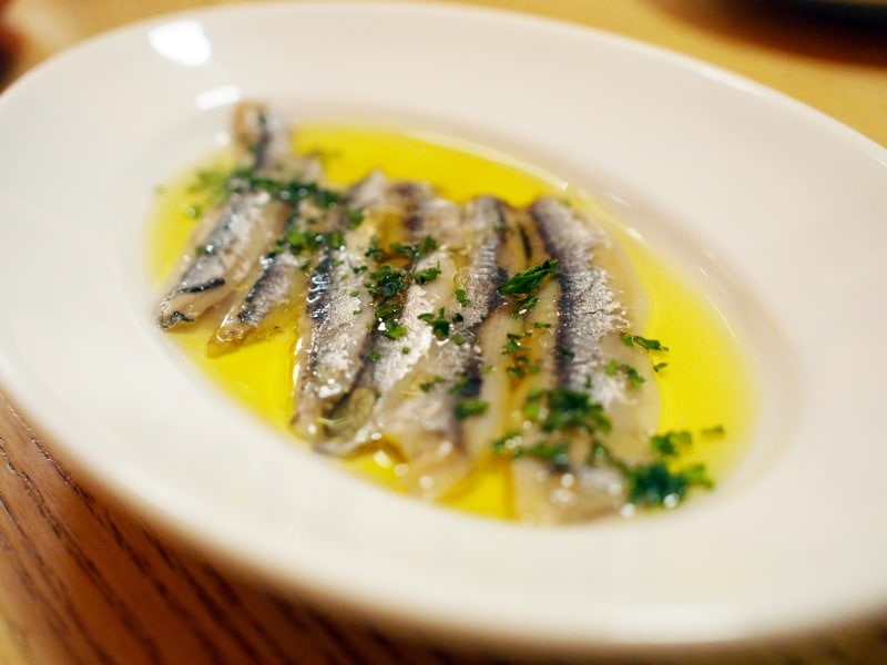 人気タパス10選！スペインの酒飲みには欠かせない「カタクチイワシの酢漬け（ボケロネス）」