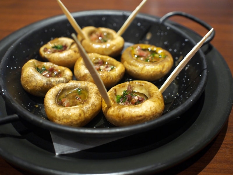 人気タパス10選！肉厚でジューシーな名物タパス「マッシュルームのセゴビア風」