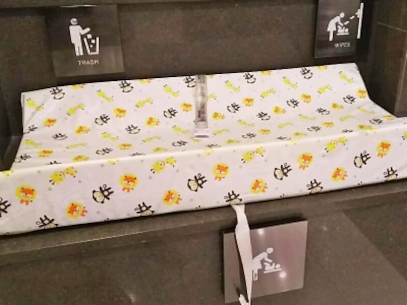 柔らかいシートが付いたおむつ替え台は珍しい。こちらは、ワイキキの「T ギャラリア ハワイ by DFS」