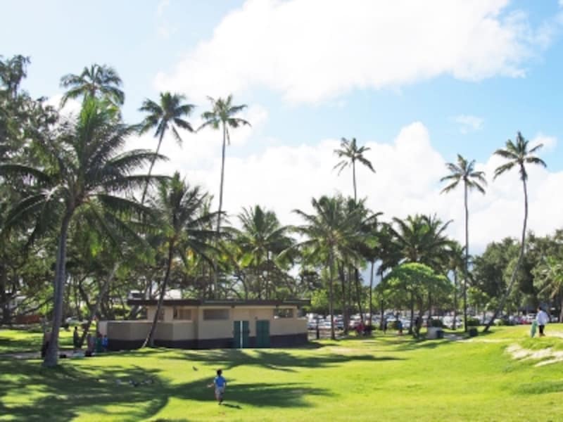 旅行者に人気のカイルア・ビーチパーク。トイレを利用する時は、ひとりで行かないようにしよう