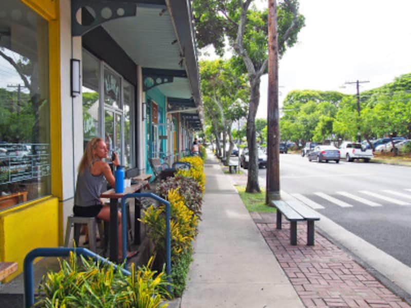 小さなカフェやショップが連なるカイルアタウン。こちらの共用トイレは暗証番号を入力して開けるシステムでした