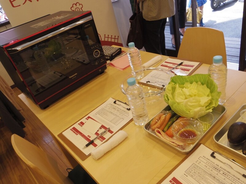 ビストロと本日の食材が置かれたテーブル。果たして自分にこれが扱えるのか……。