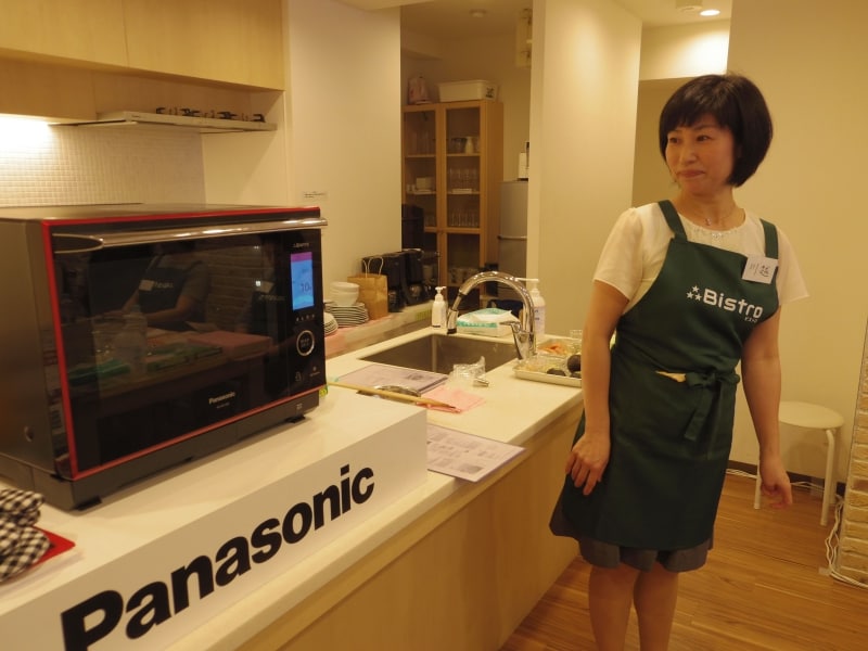 先生が最初に実演し、その後参加者が実際にやってみるのだ。