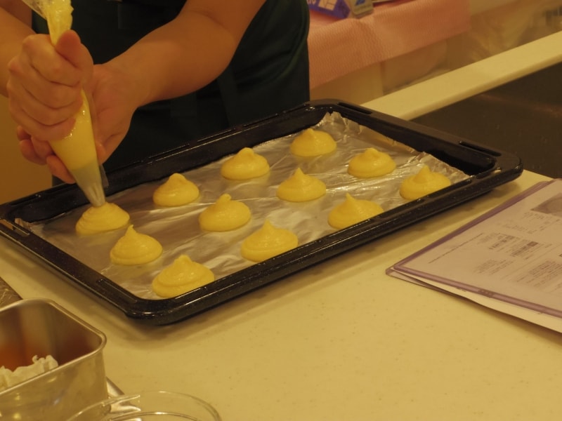 ビストロで軽く加熱し、それをかき混ぜて完成したシュークリームの素が……。