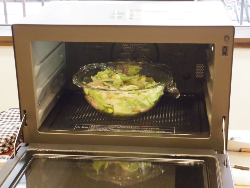 こんな具合に材料をボウルに入れて、あとは加熱するだけ。味付けは最後に行い、少し置くと完成！undefined下ごしらえも含めて、30分もかからずに煮物ができてしまうのだ。