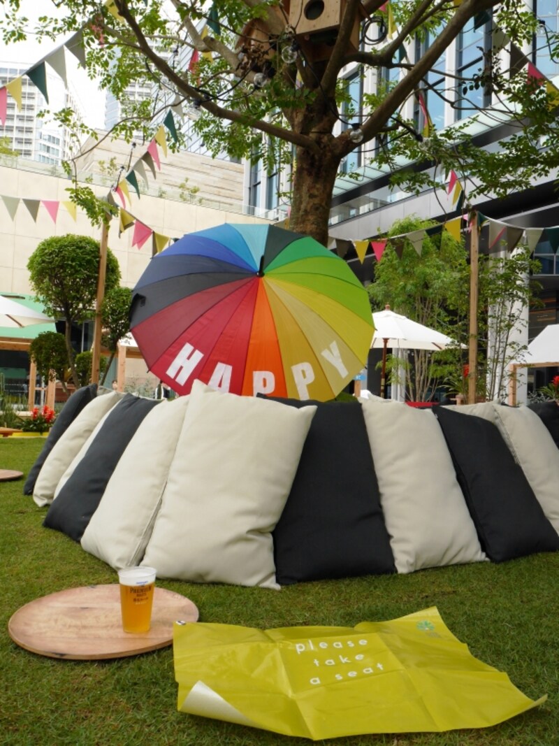 芝生の一角にレジャーシート