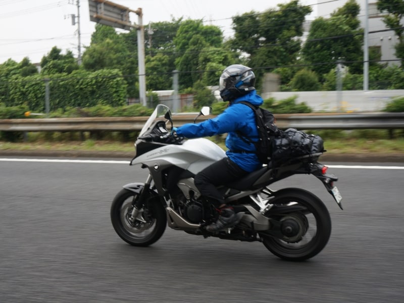 高速道路でもミディパーカMen'sはバタつかなかった