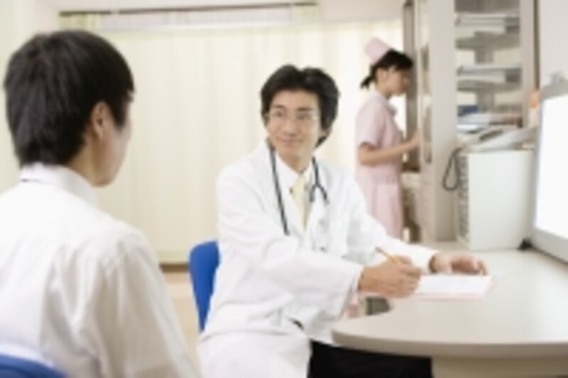 日常的に吐き気に悩まされているなら、安易な判断や薬の服用はせず、病院を受診するようにしよう