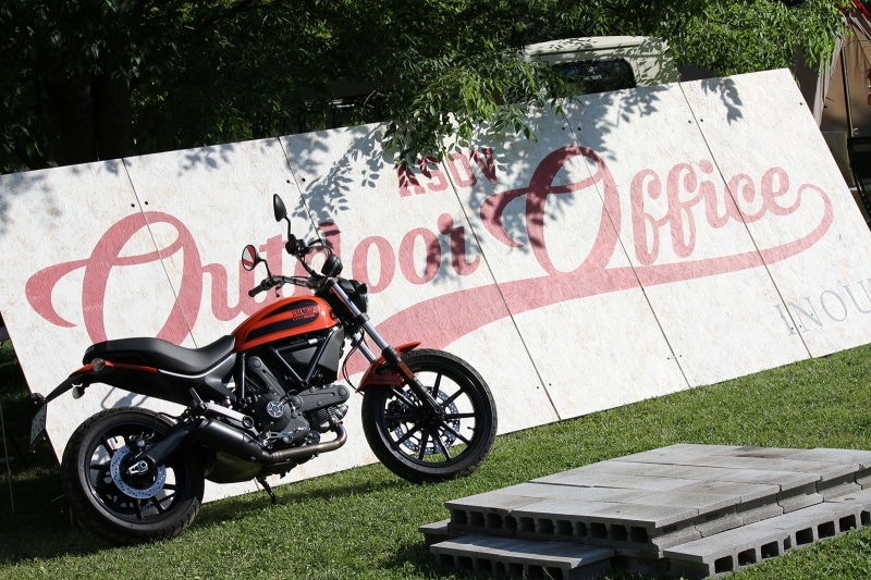 アウトドアシーンがよく似合うドゥカティ スクランブラーSixty2でキャンプイベントに参加!