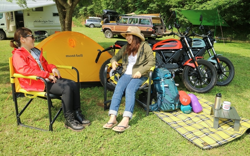 こちらの写真はかなり充実しているパターン。実際は、「テント」、「シュラフ」(寝袋)、「マット」の3点さえ揃っていれば、大抵のことはカバーできる