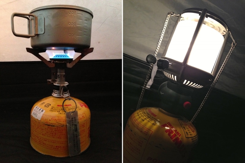 キャンプ用のガスバーナーとランタン。夜、テントの中は真っ暗になるので明かりが必要に。ランタンは雰囲気が出てGOOD