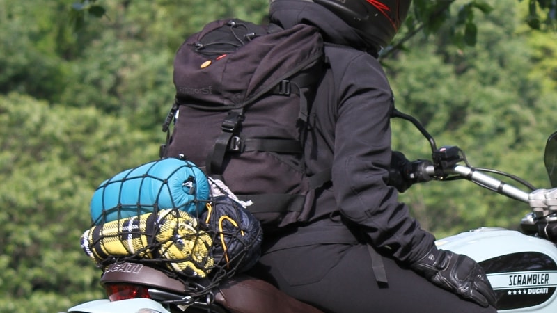 バイク用のツーリングネットがあれば、最低限の荷物をバイクに縛り込める。サイズがまちまちなので、最寄りのバイク量販店に行ってサンプル品を使ってみるのがベスト