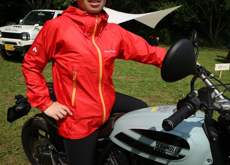 こんなアウトドア用ジャケットを一枚忍ばせておけば、どんな気候でもへっちゃら!