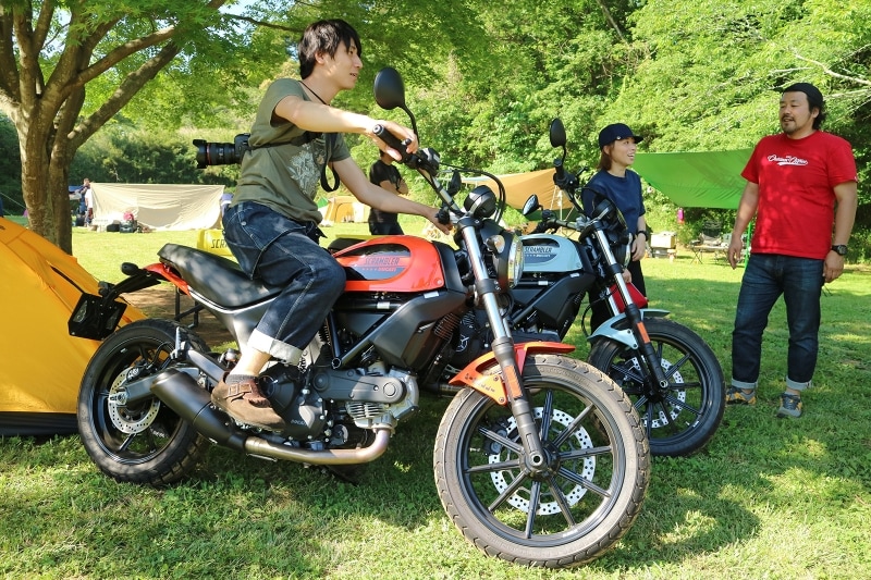 長らくバイクから離れていたという人や、興味はあるけど触れる機会が少ないという人が集まってきて、スクランブラーに触れたり跨ったりされていた