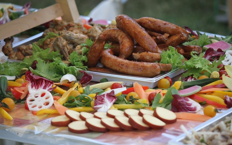 アウトドア感全開!豪勢なバイキング式ディナーも