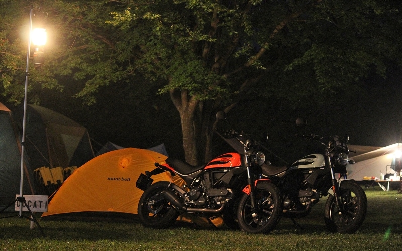夜の帳が下りて、ランタンに照らされたバイクとテントが美しく照らされる。キャンプツーリングでしか見られない光景だ