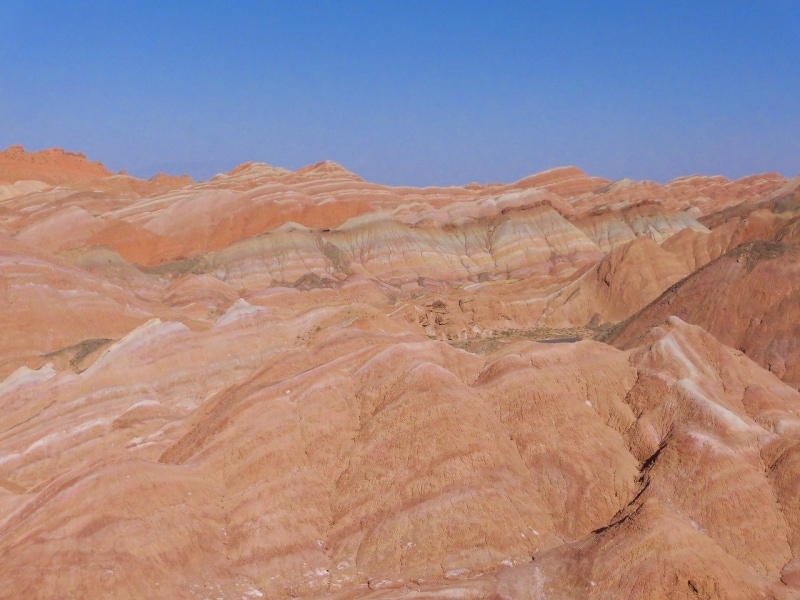 赤みがかった堆積層が幾重にも折り重なる