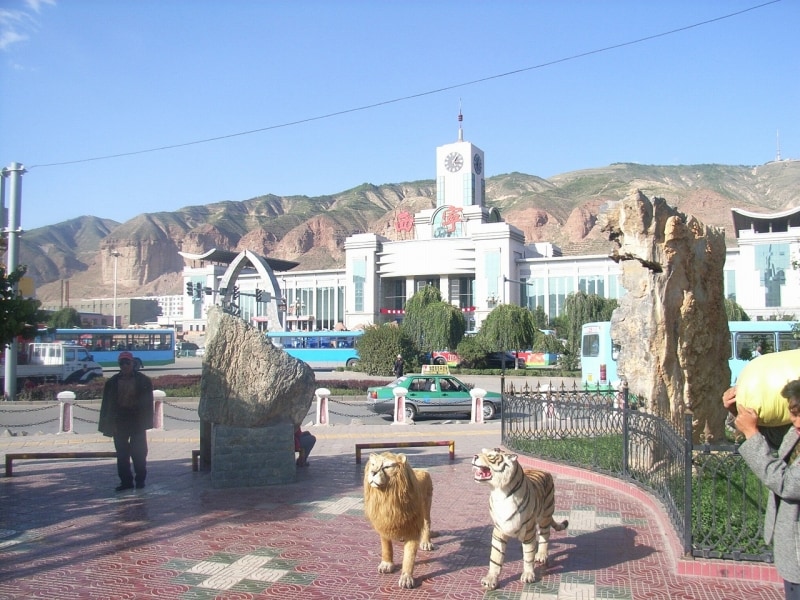 西寧駅前の風景。西寧は青海湖で有名な青海省の省都