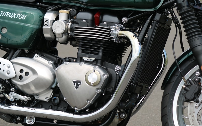 排気量1,200cc / 水冷SOHC並列二気筒バーチカルツインエンジン