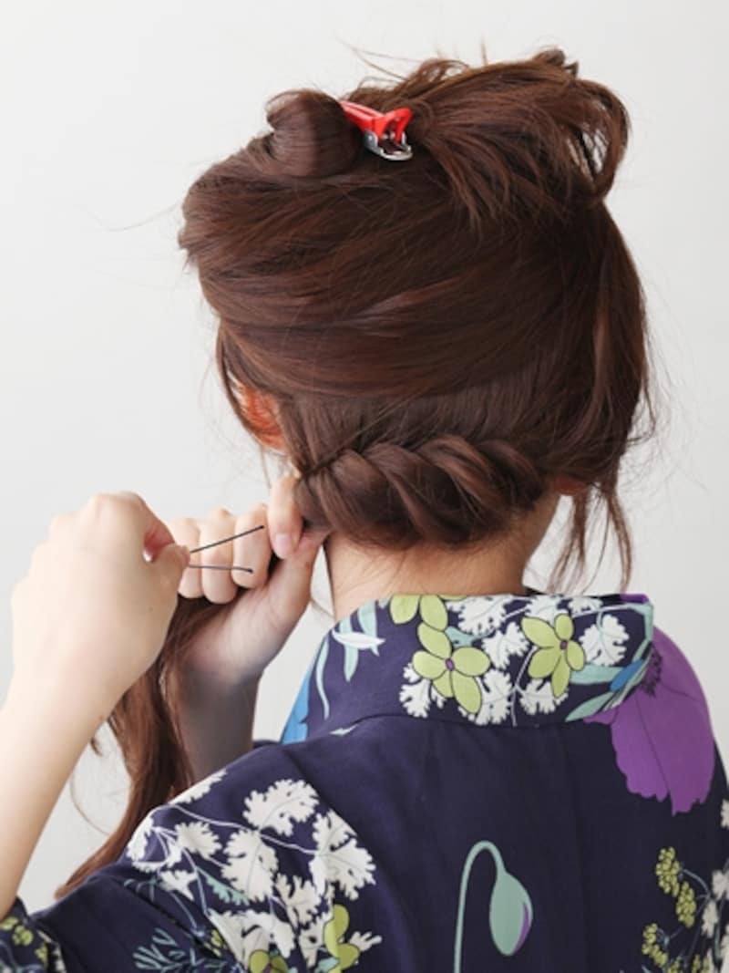 耳下ラインの髪をねじり編みにしてピンで固定する