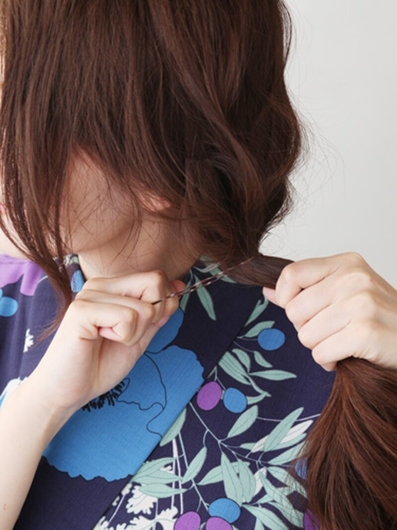 えり足から2~3センチ浮かせてゴムで結ぶ