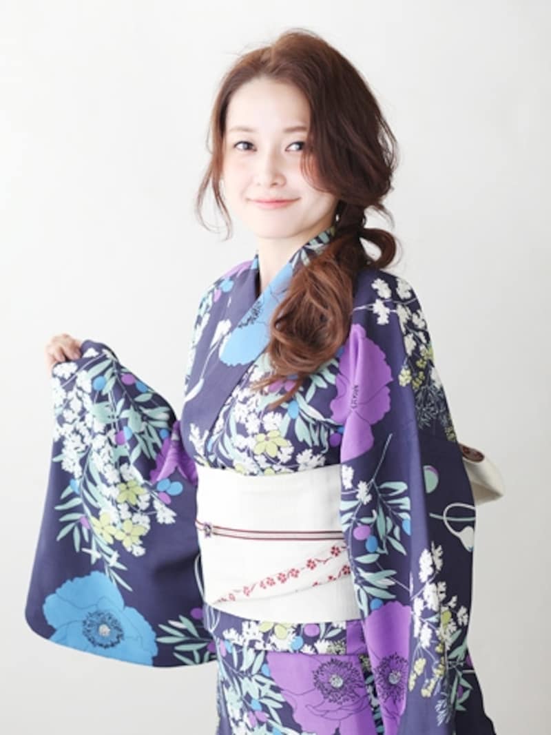 レトロな浴衣に白い帯をあわせて