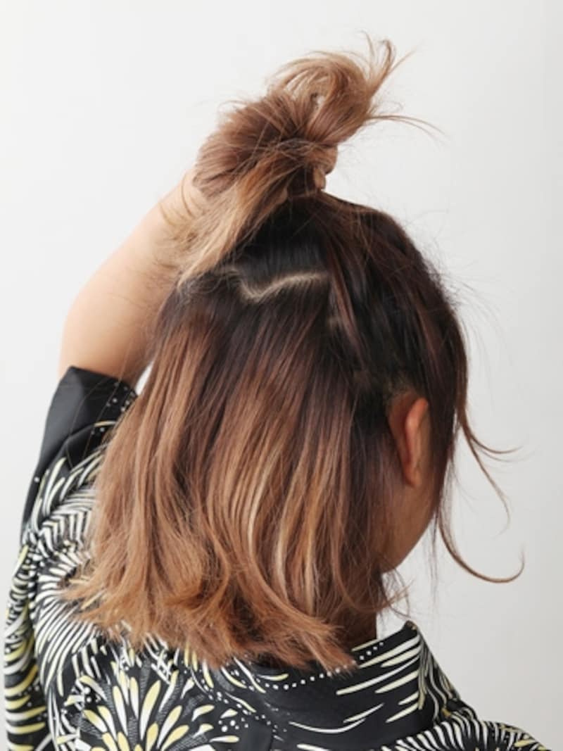 頭のてっぺんで結んで輪っかを作る