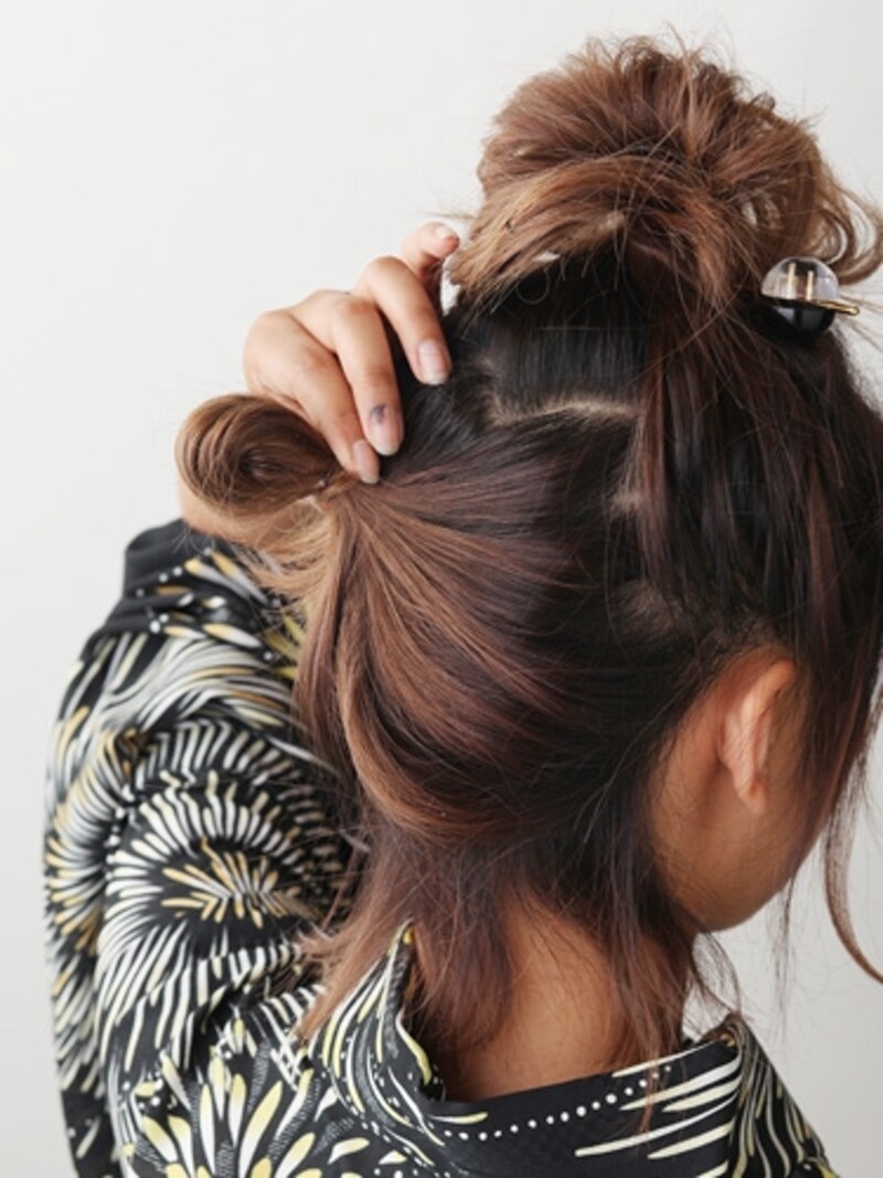 残りの髪をねじり上げながら輪っか結びに