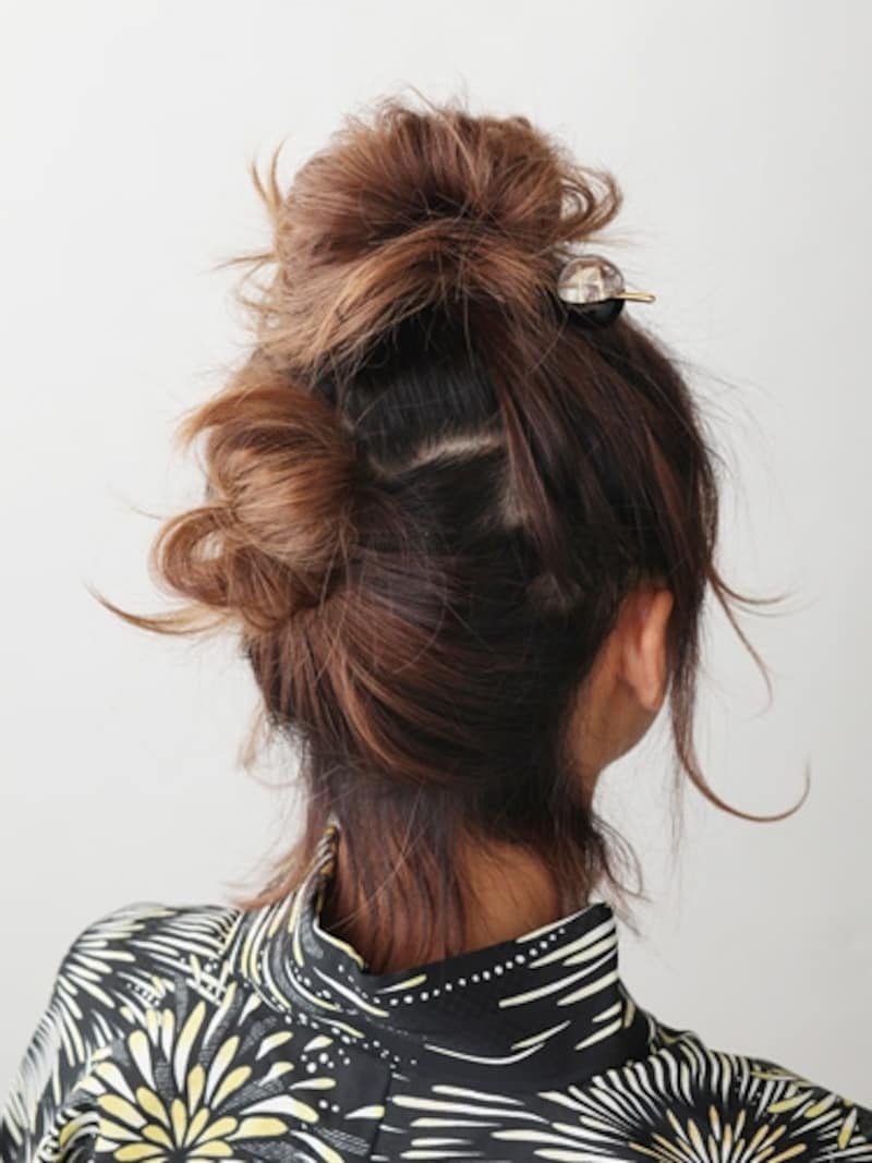 カールが落ちないようスプレーを吹いてしっかりとキープ