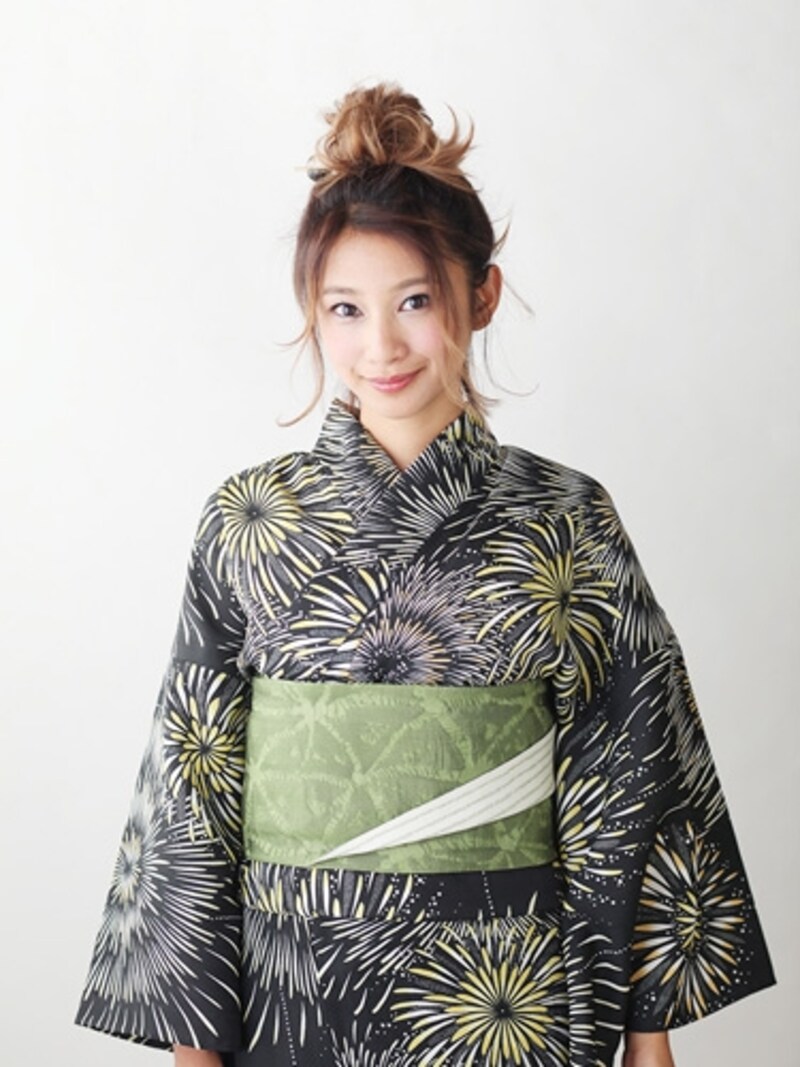 黒地に花火柄がモダンな印象