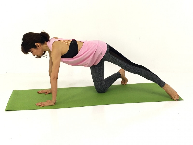 両手のひらを床につけ、指は大きく開きましょう。体幹部分が無理なく伸びるところに右膝、左つま先をつけましょう