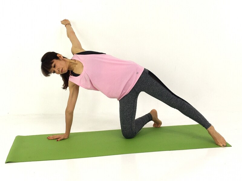 目線は床に向け、首を痛めないように注意しましょう。