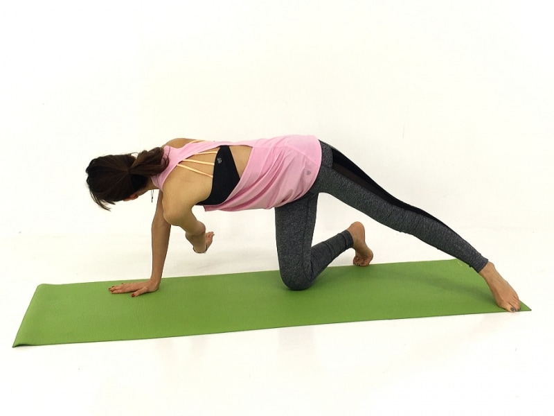 体幹部分が丸まりすぎたり、反り過ぎたりしないように注意。目線は左指先方向に向けましょう。