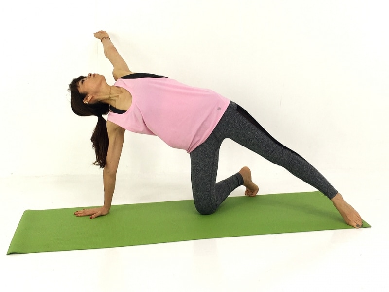 つま先を使い、骨盤を安定させましょう。