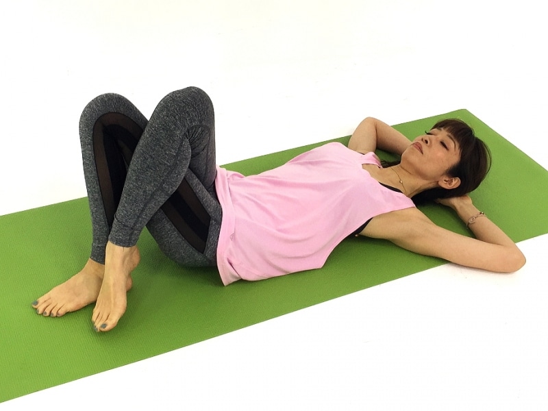 右足の甲を左内くるぶしに引っ掛けられる人は、脚を絡めましょう。