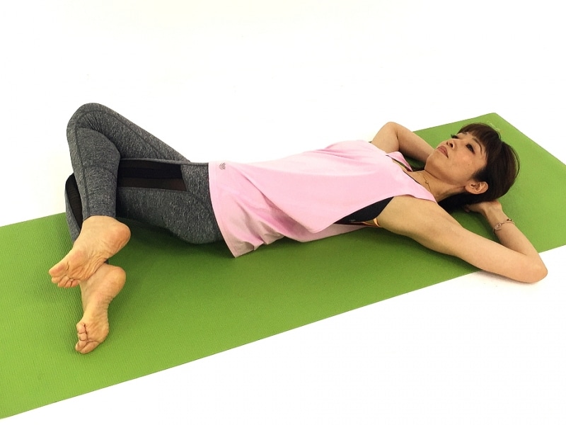 左お尻や脇腹の伸びを感じなら、ゆっくり呼吸