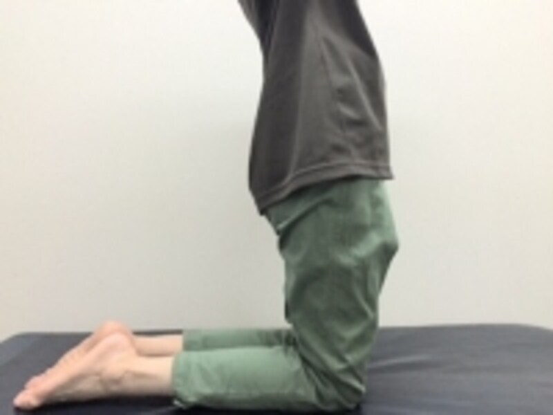 膝をついて痛い場合は、適度なサイズに畳んだバスタオルやストレッチ用マットなどを敷いてください